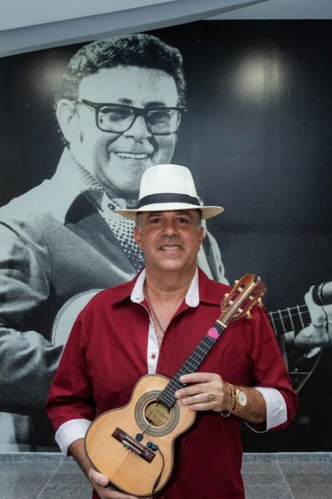 Foto de fundo na parede com Waldir Azevedo e na frente o Ronaldinho do Cavaquinho